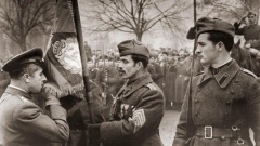 Gjeneral Vlladimir Stojçev e puthi flamurin e regjimentit